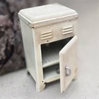 cremefarvet-metal-dukkehus-koeleskab-gammelt-legetøj